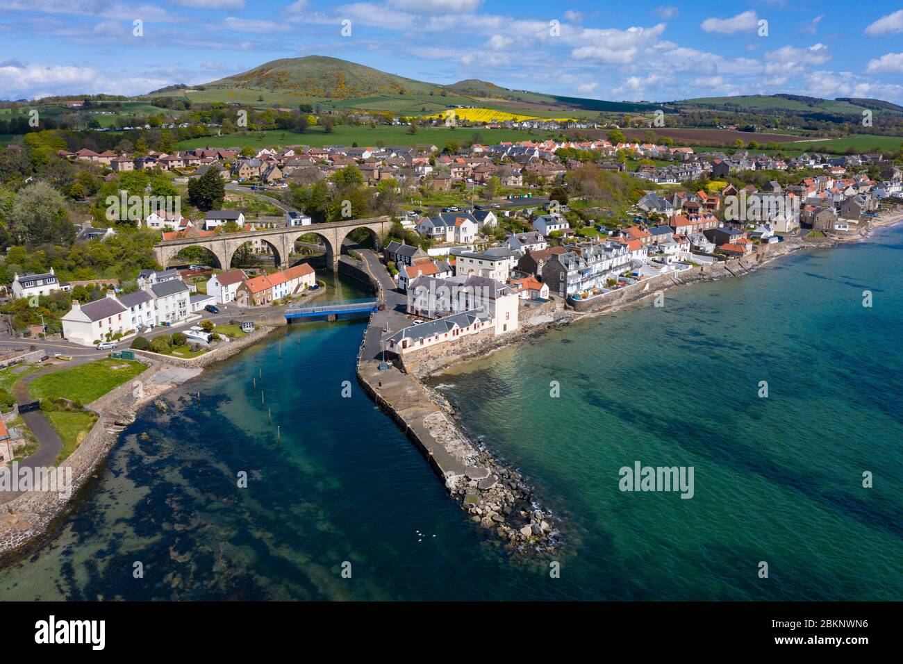 Vista aérea del pueblo de Lower largo en Fife, durante el cierre de la covid-19, Escocia, Reino Unido Foto de stock
