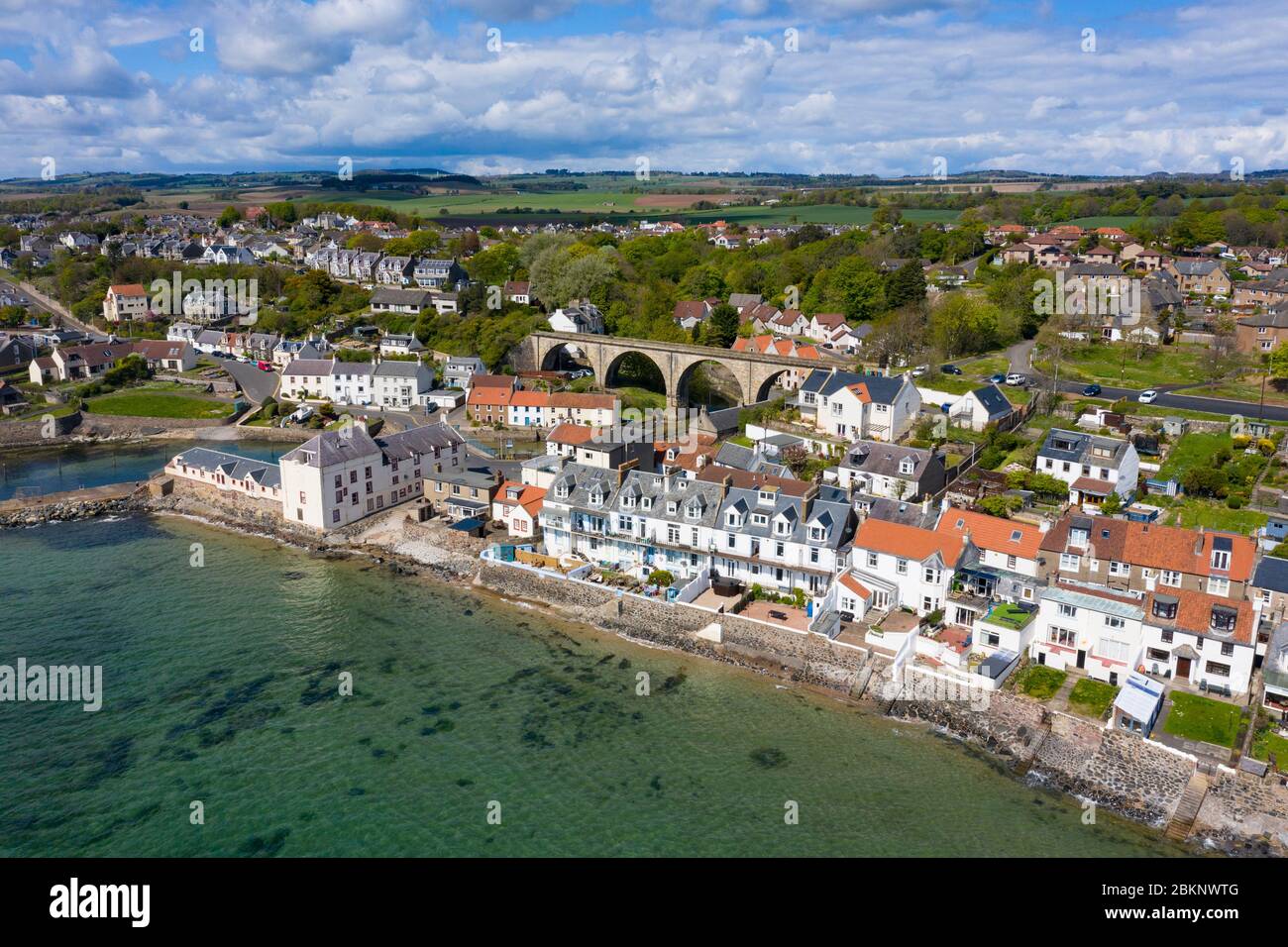 Vista aérea del pueblo de Lower largo en Fife, durante el cierre de la covid-19, Escocia, Reino Unido Foto de stock