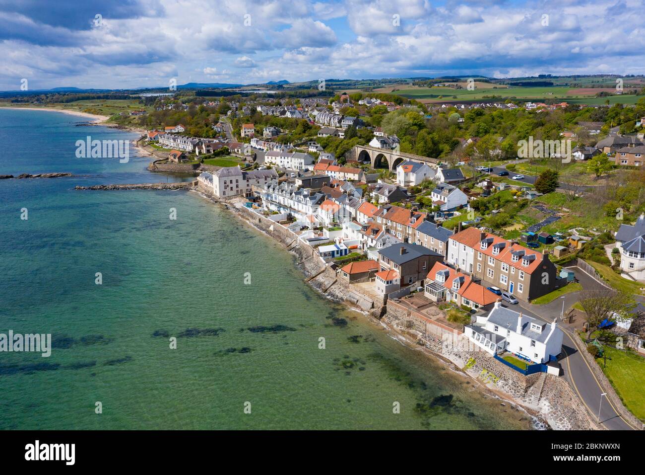 Vista aérea del pueblo de Lower largo en Fife, durante el cierre de la covid-19, Escocia, Reino Unido Foto de stock
