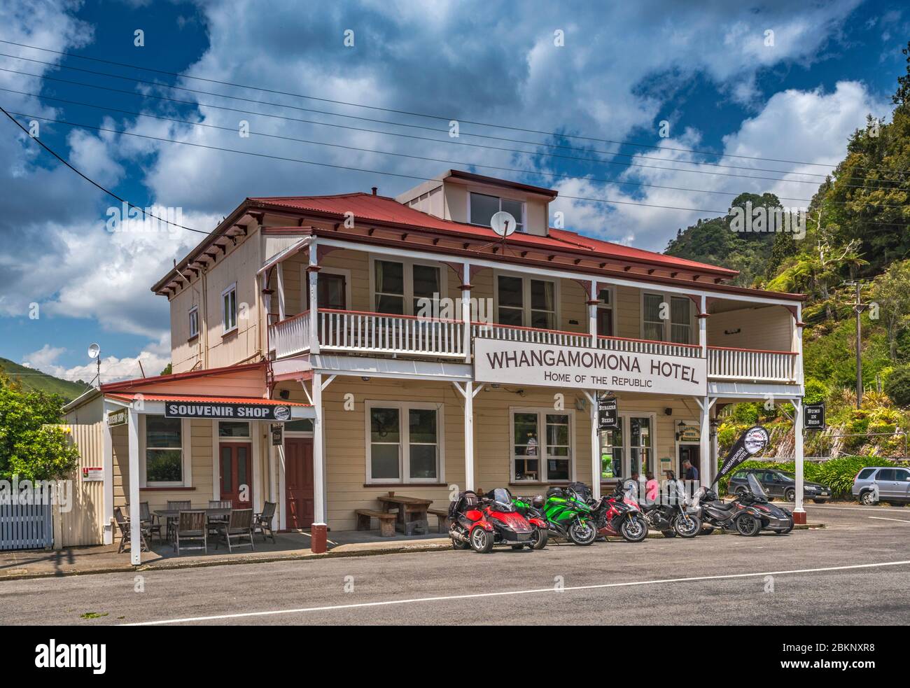 Histórico Hotel Whangamomona en la ciudad de Whangamomona, carretera del Mundo olvidado (SH43), Región Manawatu-Wanganui, Isla Norte, Nueva Zelanda Foto de stock