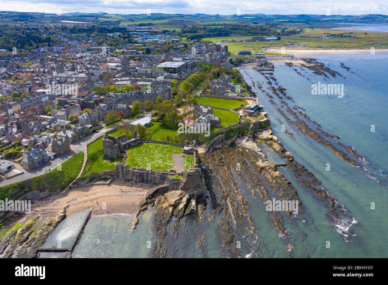 Vista aérea del Castillo de St Andrews y la ciudad de St Andrews, Fife, Escocia, Reino Unido Foto de stock