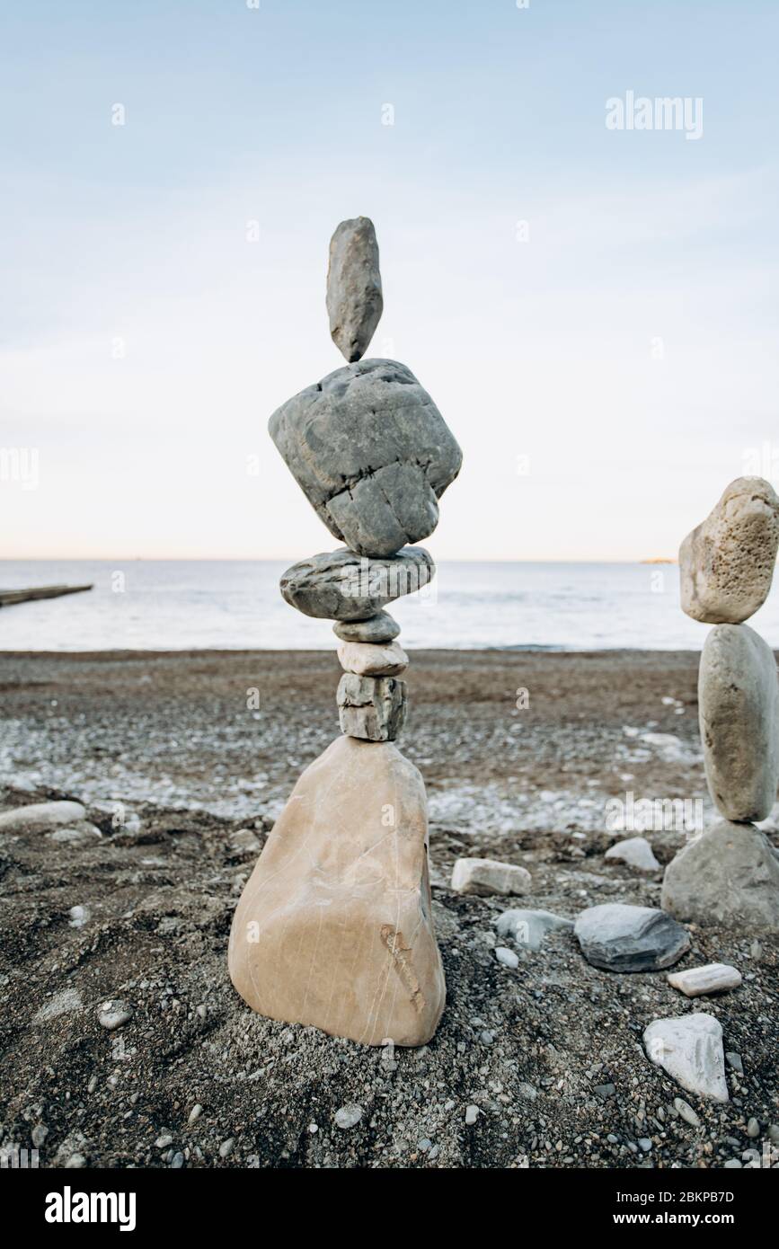 Las figuras de piedras en la playa. Hermosas figuras de piedras en el fondo  del mar Fotografía de stock - Alamy