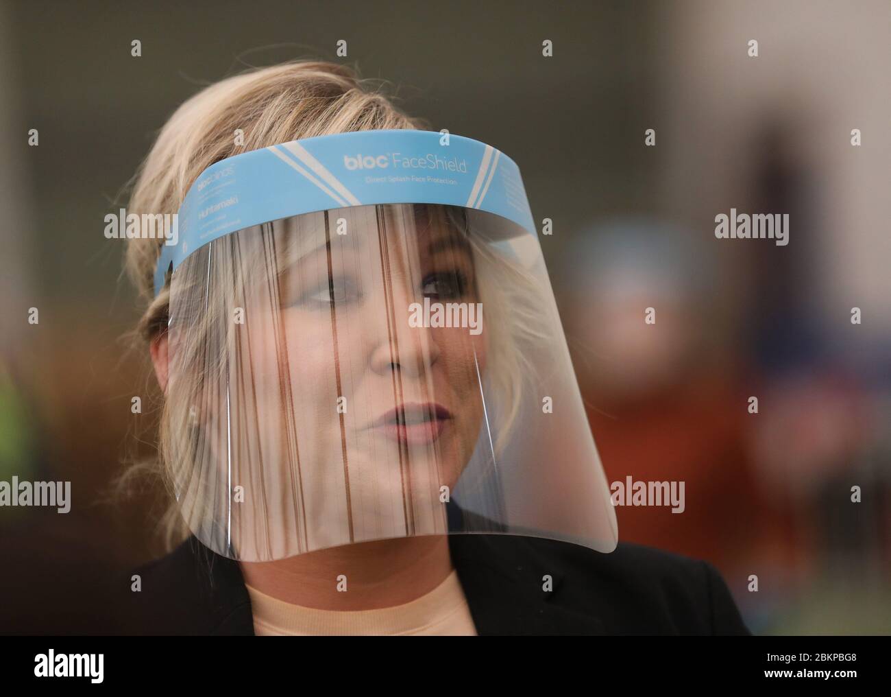 Primera Ministra adjunta Michelle o'Neill la fábrica de Blinds Bloc en Magherafelt, donde el personal está fabricando actualmente PPE, incluyendo escudos para la cara, para los trabajadores de la salud. Foto de stock