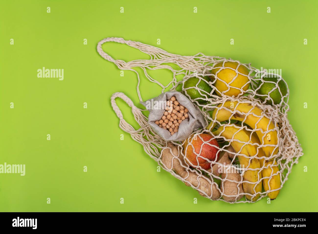 Bolsa de cuerda sin residuos con fruta fresca Foto de stock