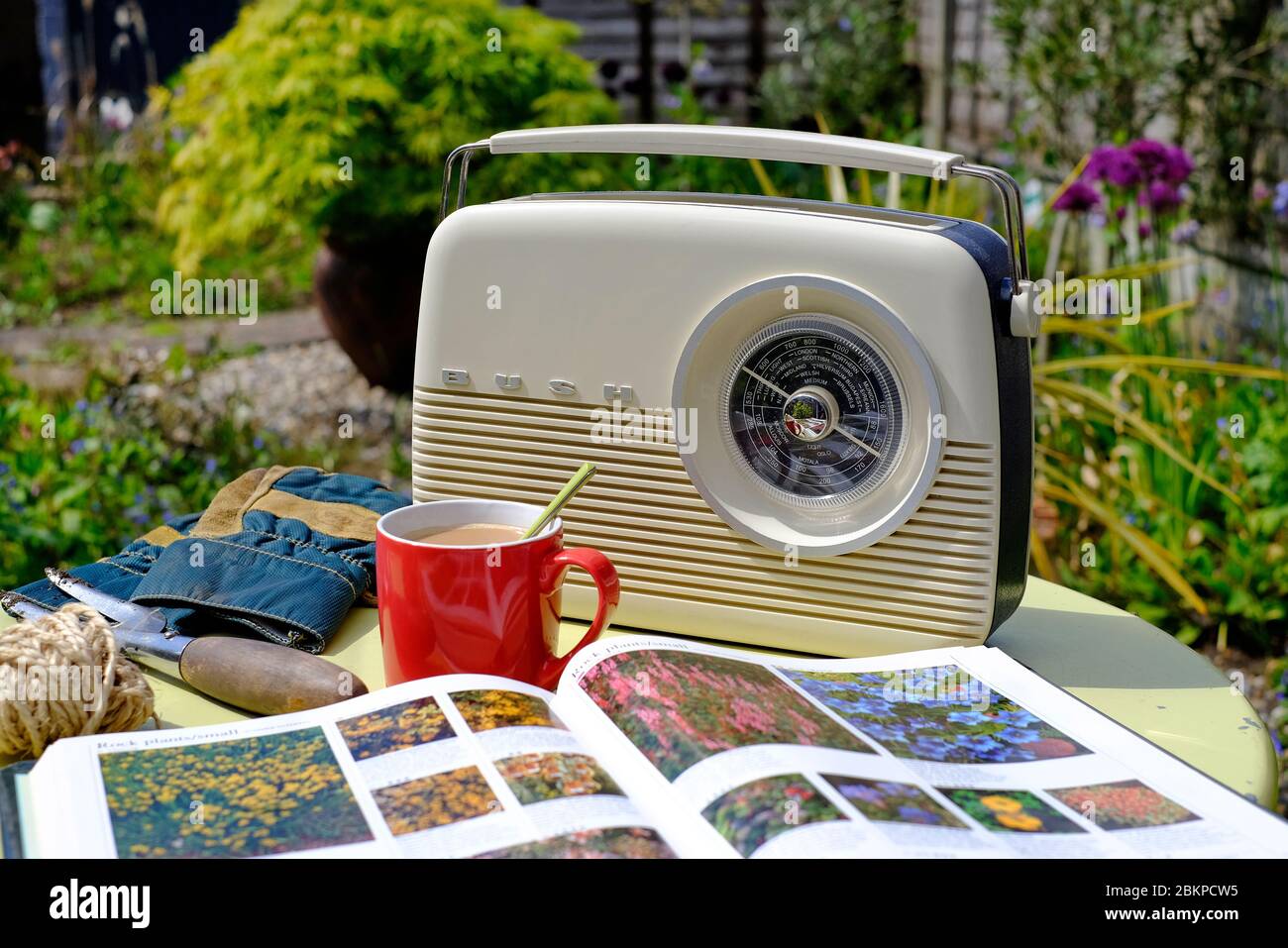 radio retro estilo vintage sobre mesa de jardín, norfolk, inglaterra  Fotografía de stock - Alamy