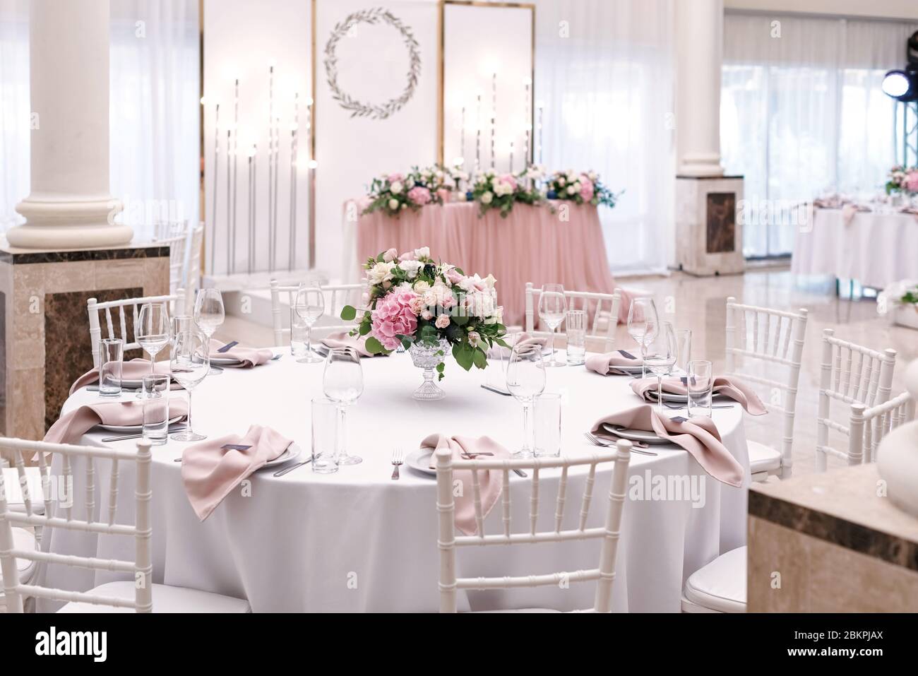 La lujosa mesa redonda para el almuerzo nupcial está decorada con flores y  platos elegantes Fotografía de stock - Alamy