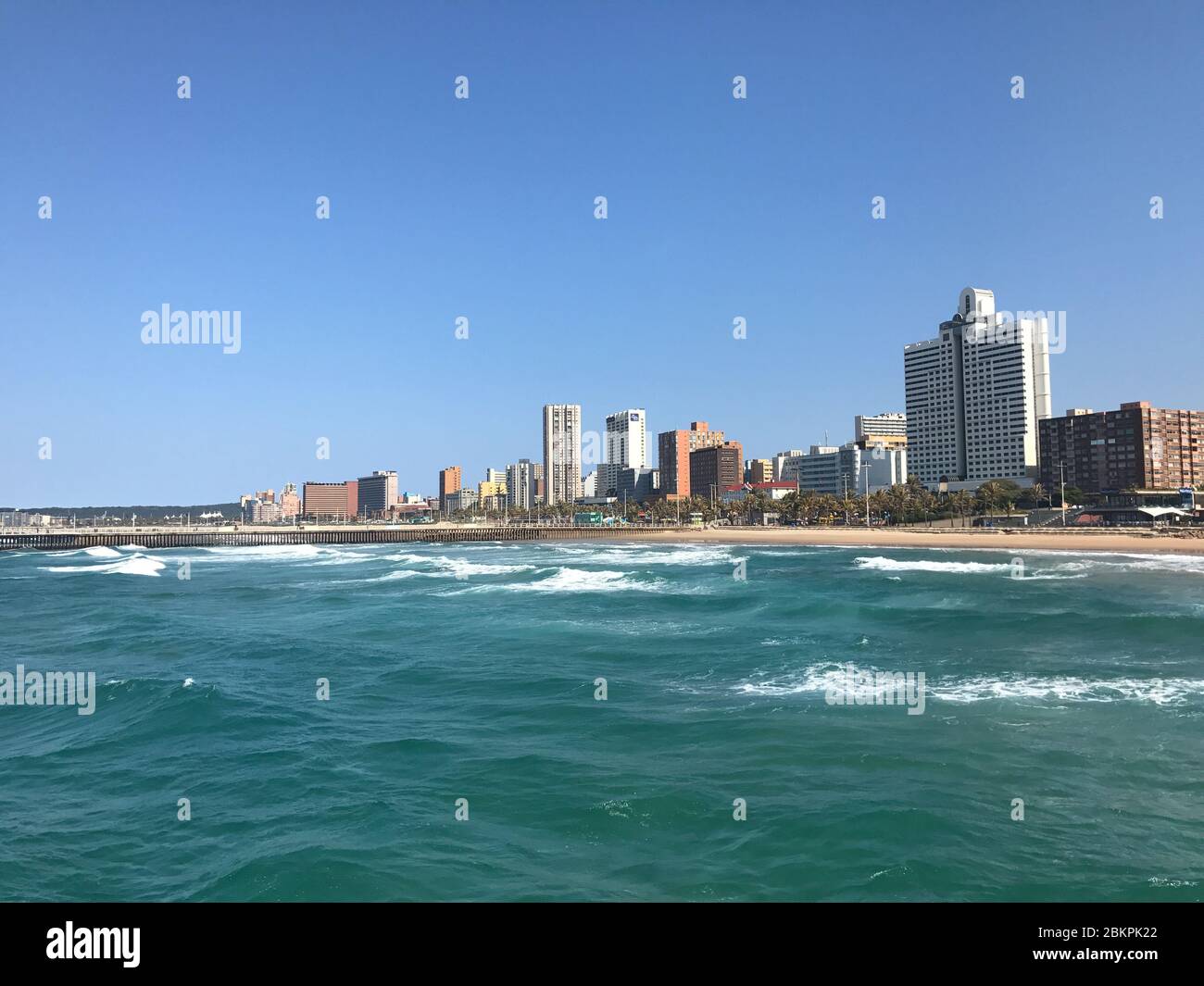 Océano Atlántico fluyendo hacia Durban Foto de stock
