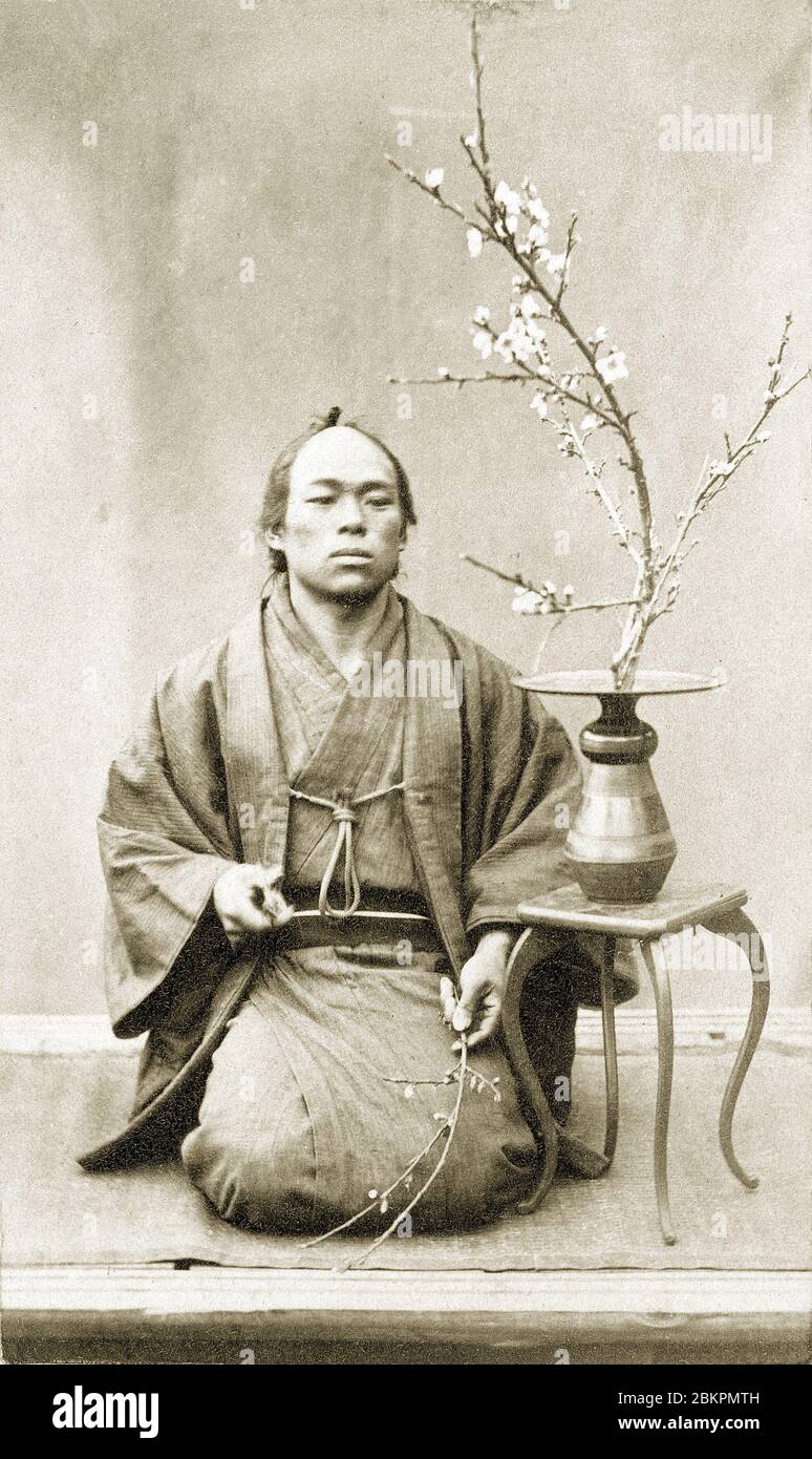 1860s Japón - arreglo de Flores japonesas ] — un hombre en kimono y peinado  tradicional practicando arreglo de flores ikebana, 1860s-1870s. fotografía  del albumen del siglo xix Fotografía de stock - Alamy