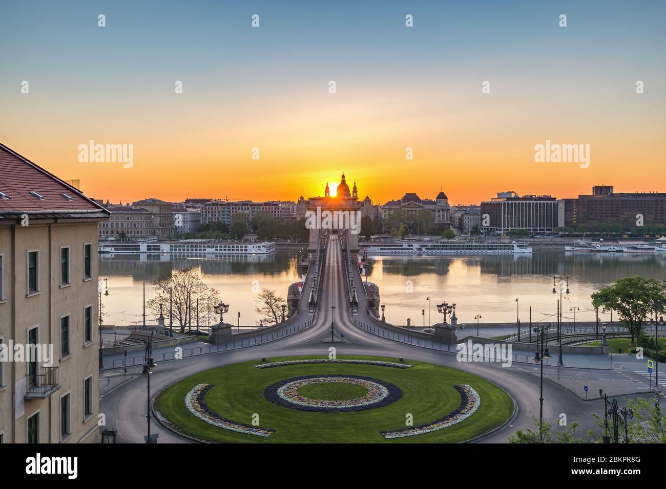 Budapest Hungría, el horizonte de la ciudad amanecer en el río Danubio con el Puente de las cadenas y la Basílica de San Esteban Foto de stock