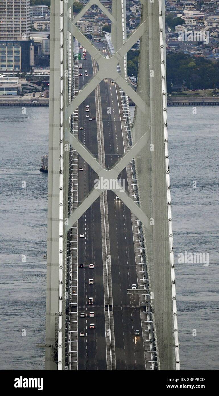 Osaka, Japón. 5 de mayo de 2020. Foto tomada de un helicóptero de Kyodo News el 5 de mayo de 2020, muestra un tráfico más ligero de lo habitual en el puente Akashi Kaikyo en Kobe, Japón occidental, durante las vacaciones de la Semana de Oro bajo un estado de emergencia nacional declarado sobre la pandemia del coronavirus. (Kyodo)==Kyodo Photo via Credit: Newscom/Alamy Live News Foto de stock