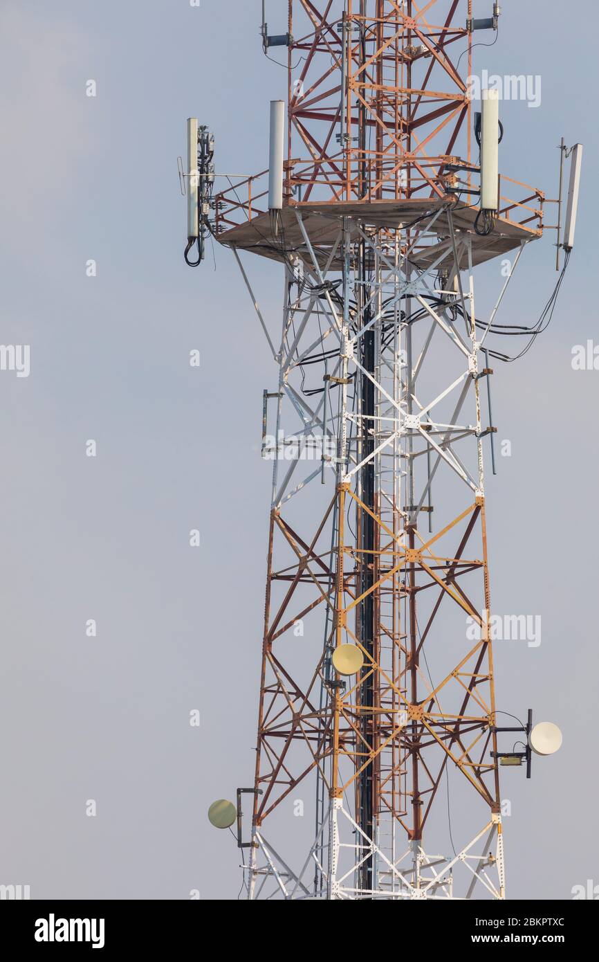 Antigua antena de teléfono móvil descolorida en la zona de Kota Tua, al norte de Yakarta, Indonesia. Foto de stock