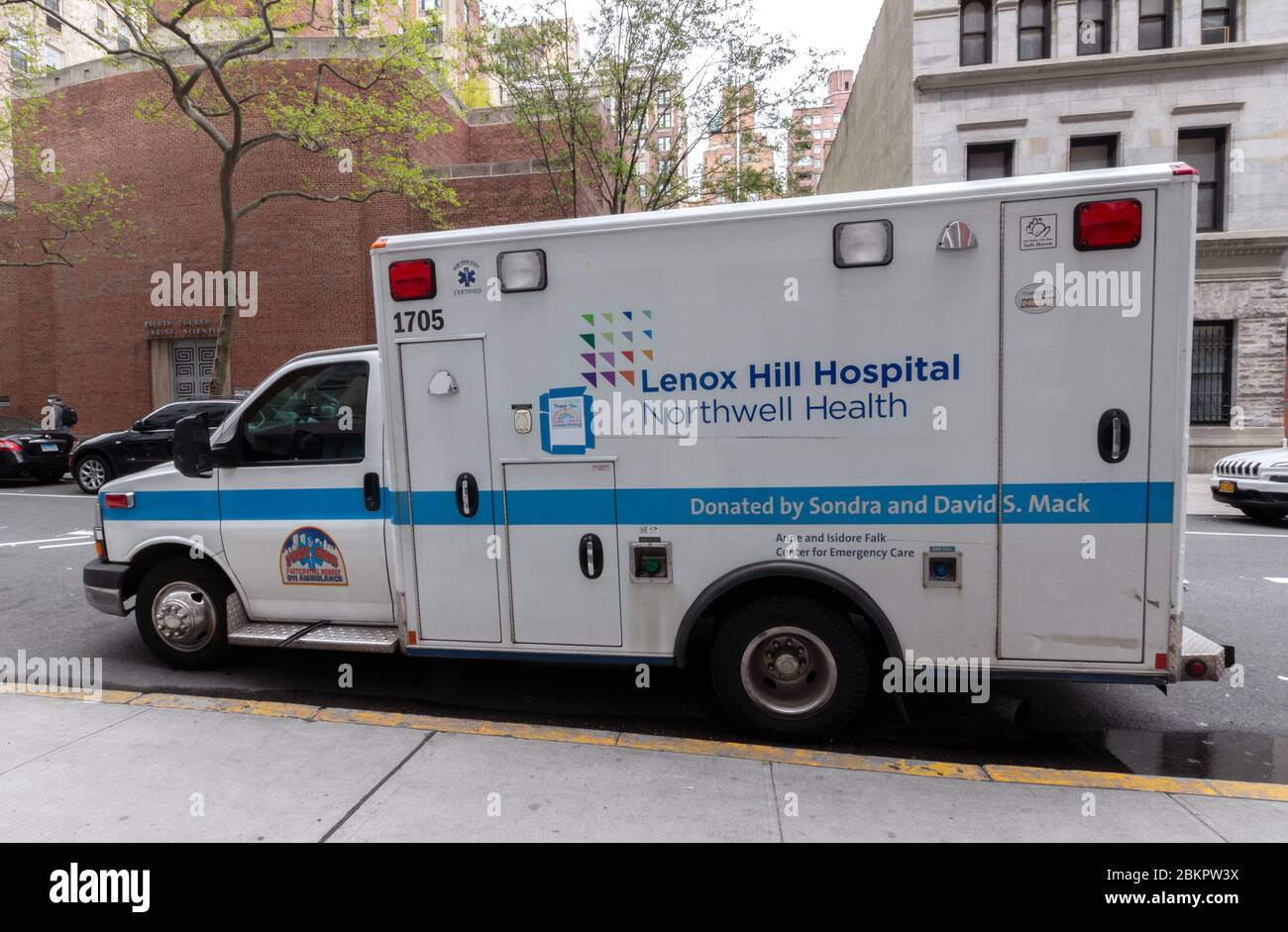 Ambulancia del Hospital Lenox Hill aparcada frente al edificio del hospital. Parte de Northwell Health, el proveedor de atención médica más grande del estado Foto de stock