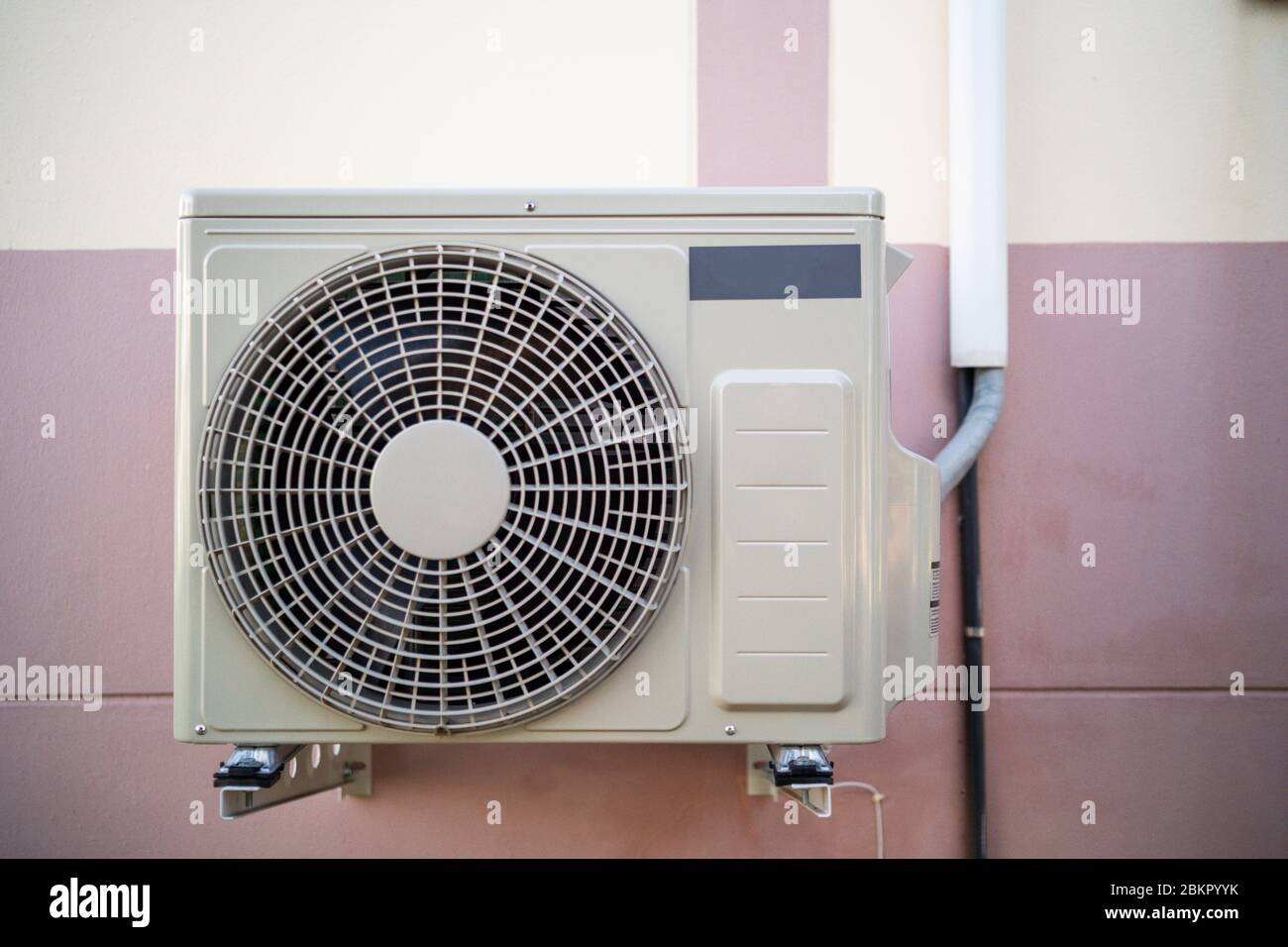 Compresor del aire acondicionado en la pared de casa Fotografía de stock -  Alamy