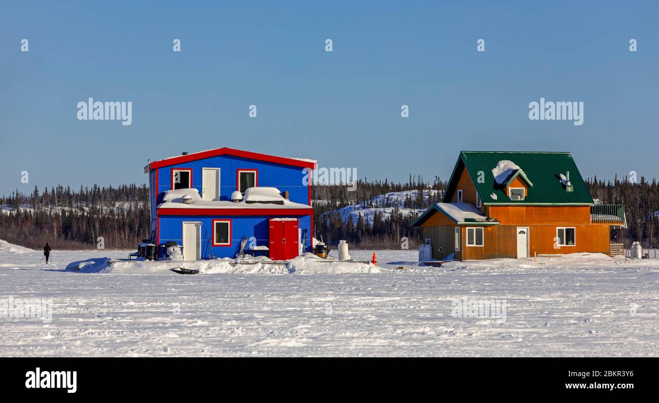 Canadá, Territorios del Noroeste, Yellowknife, casas flotantes descansando en las aguas congeladas del Lago Gran esclavo Foto de stock