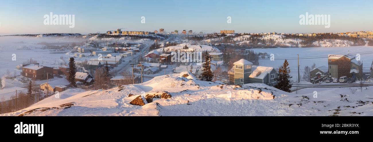 Canadá, Territorios del Noroeste, Yellowknife, vista general de la ciudad desde la colina del monumento de Bush Pilots, una mañana muy fría a las -40 ? C Foto de stock