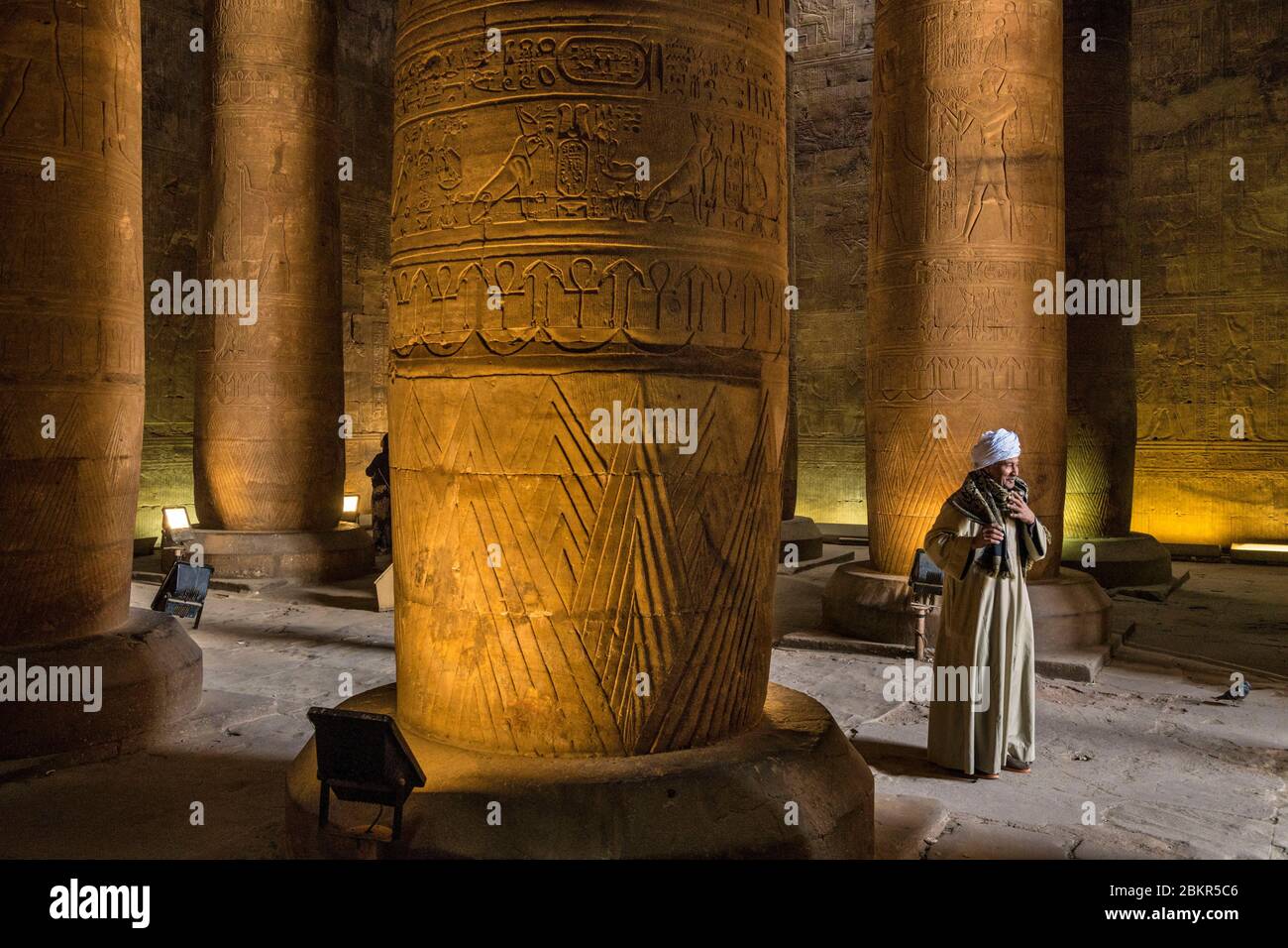 Egipto, Alto Egipto, valle del Nilo, Edfu, guarda en la sala de hipoestilo del templo de Horus Foto de stock