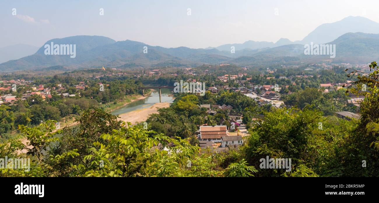 Laos, Luang Prabang ciudad clasificado Patrimonio de la Humanidad de la UNESCO, vista de la ciudad desde Phu Si Hill, Foto de stock