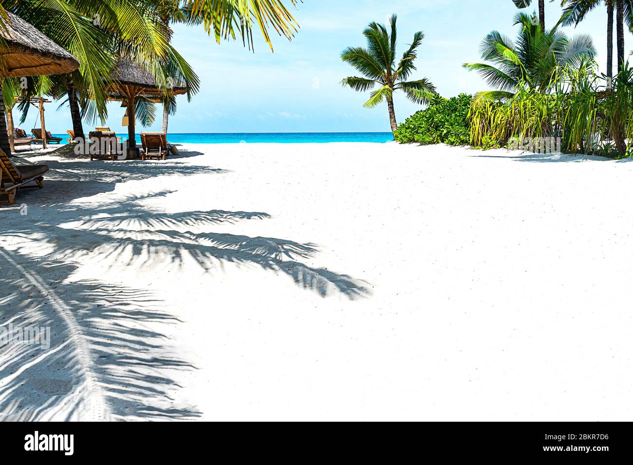 Vista panorámica de un hermoso día soleado en la playa de arena en las Maldivas. Concepto de viaje tropical. Foto de stock