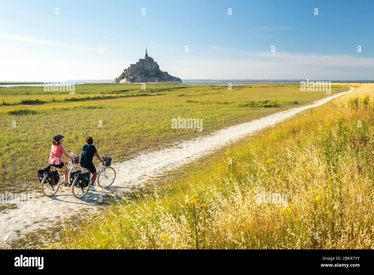 Francia, la Mancha, Mont-Saint-Michel, bicicleta en la carretera de acceso  Fotografía de stock - Alamy