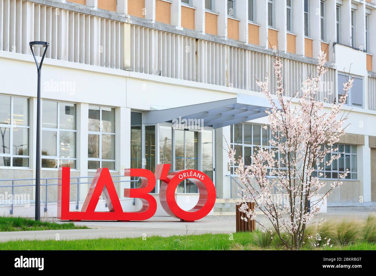 Francia, Loiret, Orleans, incubadora de negocios Lab'o instalada desde 2016 en una antigua fábrica farmacéutica (1953) diseñada por el arquitecto Jean Tschumi Foto de stock