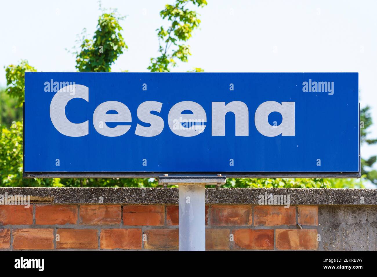 Estación de tren cartel de la plataforma de Cesena, Emilia-Romagna, Italia. Foto de stock