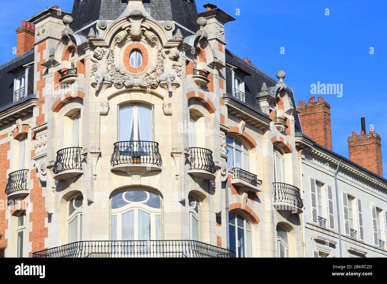 Francia, Loiret, Orleans, rue Jeanne d'Arc, edificio del siglo 19 Foto de stock
