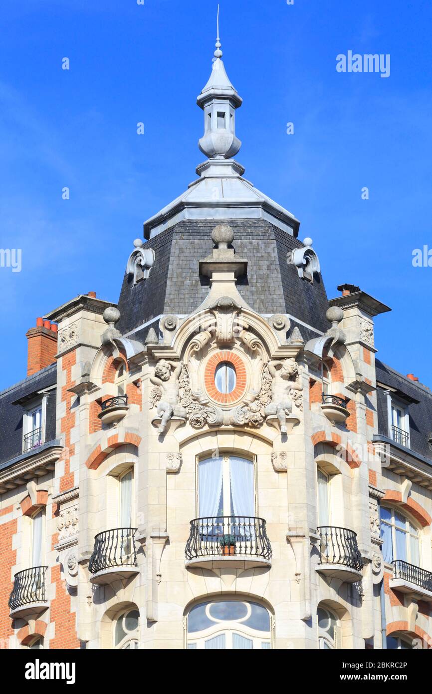 Francia, Loiret, Orleans, rue Jeanne d'Arc, edificio del siglo 19 Foto de stock