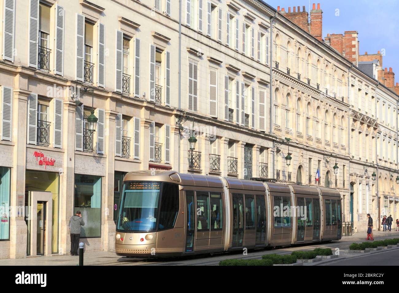 Francia, Loiret, Orleans, rue Jeanne d'Arc, edificio del siglo 19 fachadas con el tranvía Foto de stock