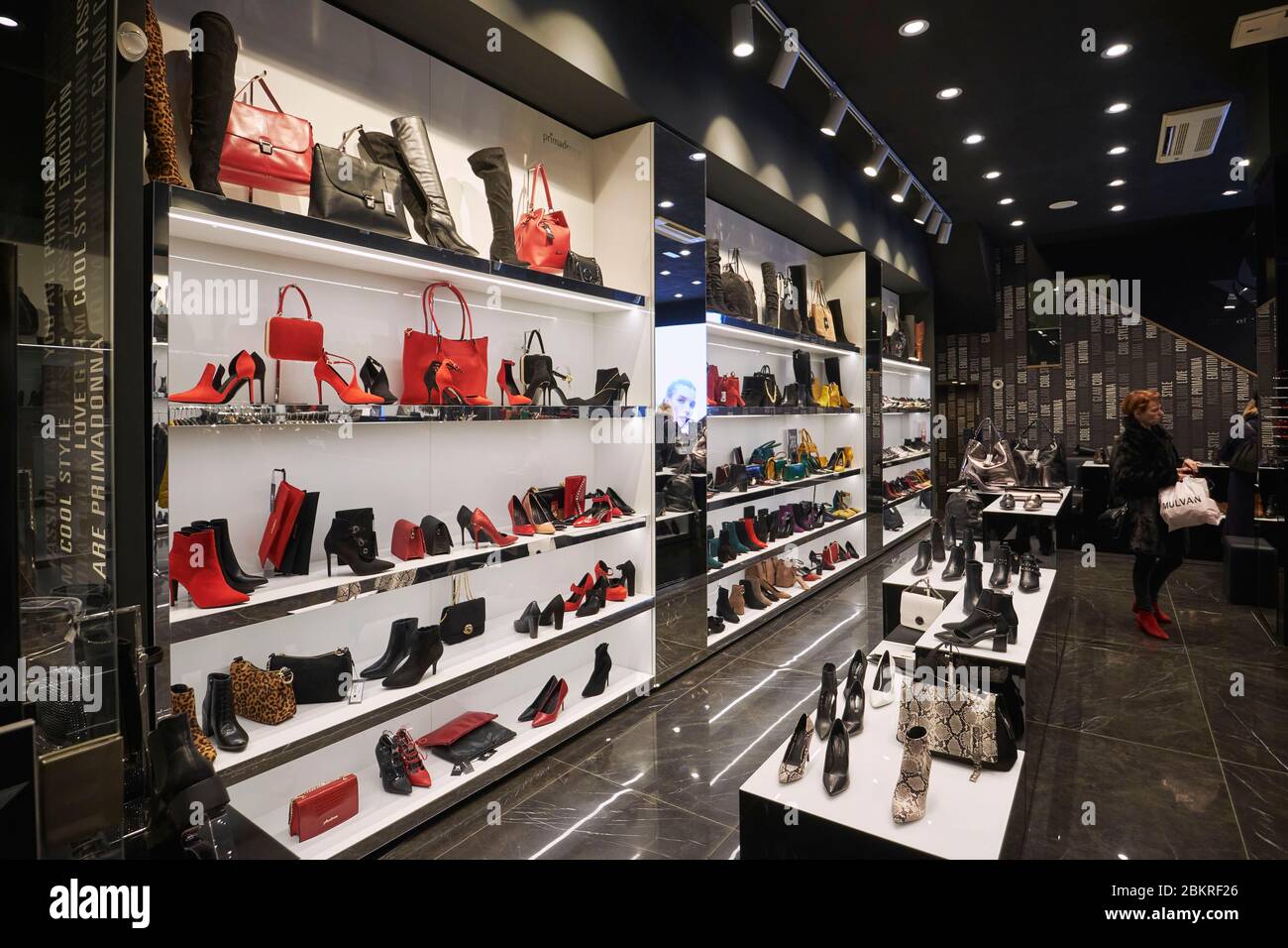 Italia, Lombardía, Milán, Via Torino, Primadonna zapatos para mujeres  Fotografía de stock - Alamy