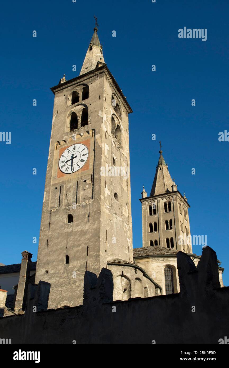 Italia, Valle de Aosta, la ciudad de Aosta las dos agujas de la catedral Santa María Assuntá Foto de stock