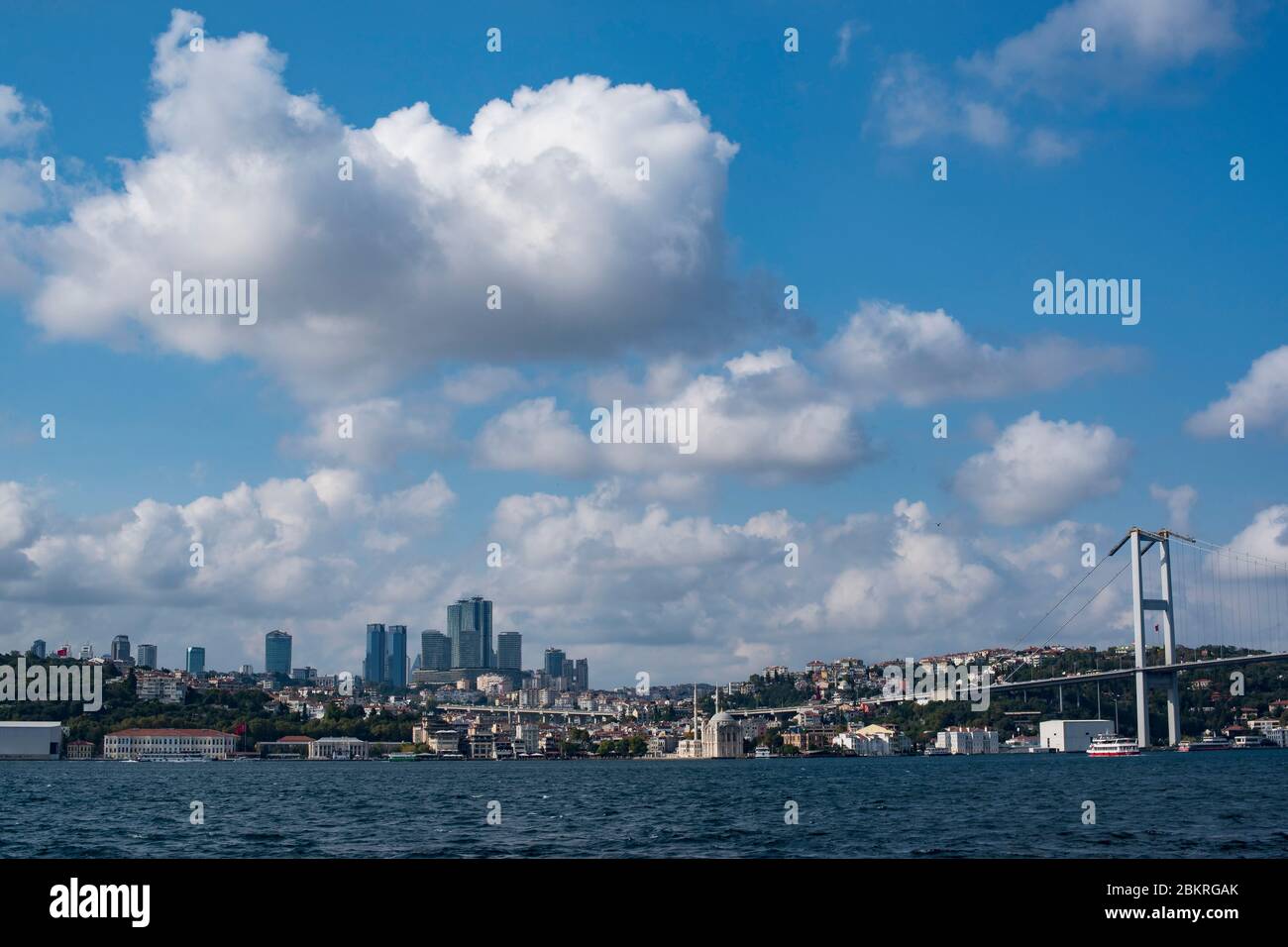 Turquía, Estambul, Asia banco del Bósforo visto en el puente de los Mártires de julio de 15 Foto de stock
