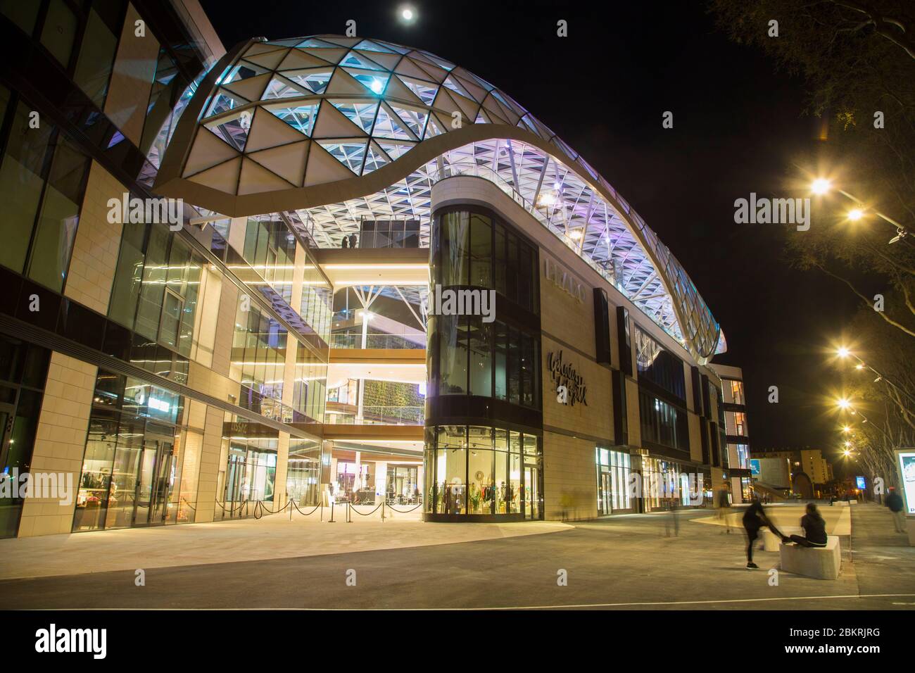 Francia, Bouches du Rhone, Marsella, le Prado, centro comercial de alta  gama al pie del estadio del velódromo, diseñado como centro comercial en 4  niveles con un dosel de vidrio por las
