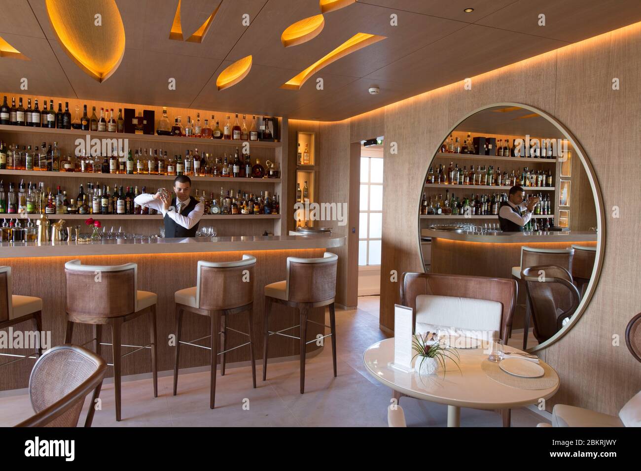 France, Var Saint Tropez, la Residence de la Pinede, hotel Cheval Blanc de 5 estrellas del grupo LVMH, bar Foto de stock