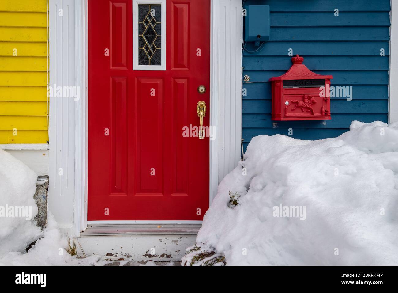 Puerta roja casa azul fotografías e imágenes de alta resolución - Alamy