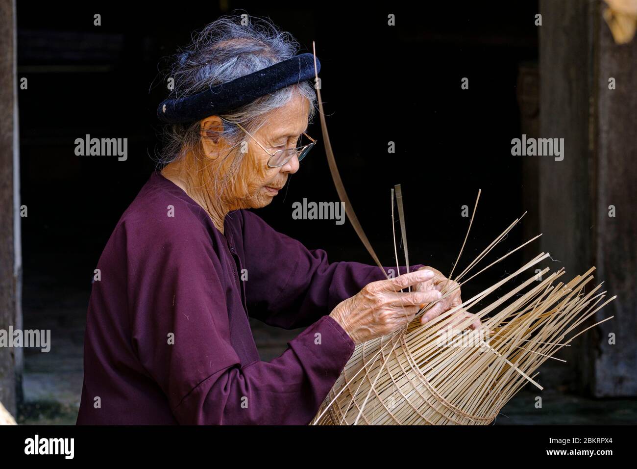 Vietnam, provincia de Hung Yen, cerca de Hanoi, pueblo de su Thy, cesta de bambú, trampa de pescado Foto de stock