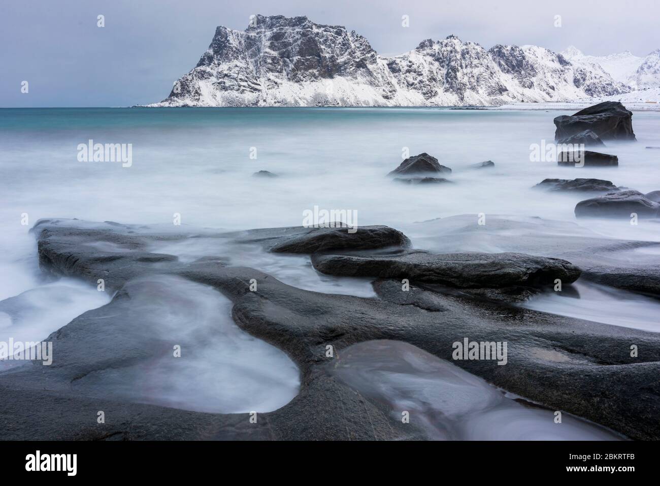 El condado de Nordland, Noruega, Islas Lofoten, Uttakleiv, Playa Foto de stock