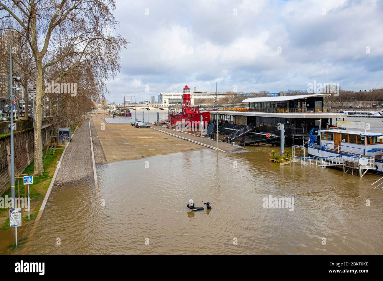 Francia, París, inundación de marzo de 2020, quai Fran?ois Mauriac Foto de stock