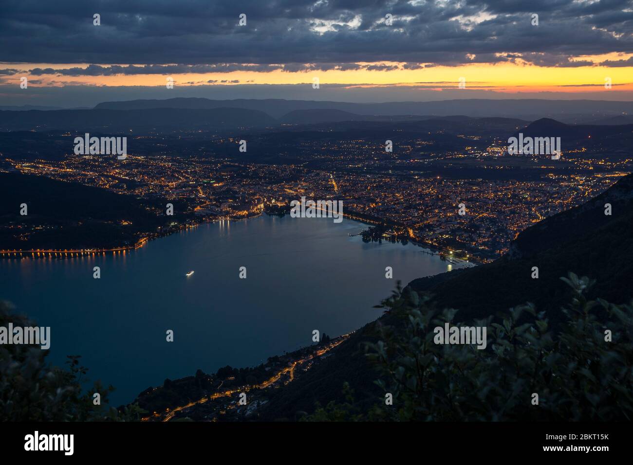 Francia, Alta Saboya, Annecy, vista de pájaro de la ciudad de Annecy visto desde Mont Veyrier (1291 m) Foto de stock