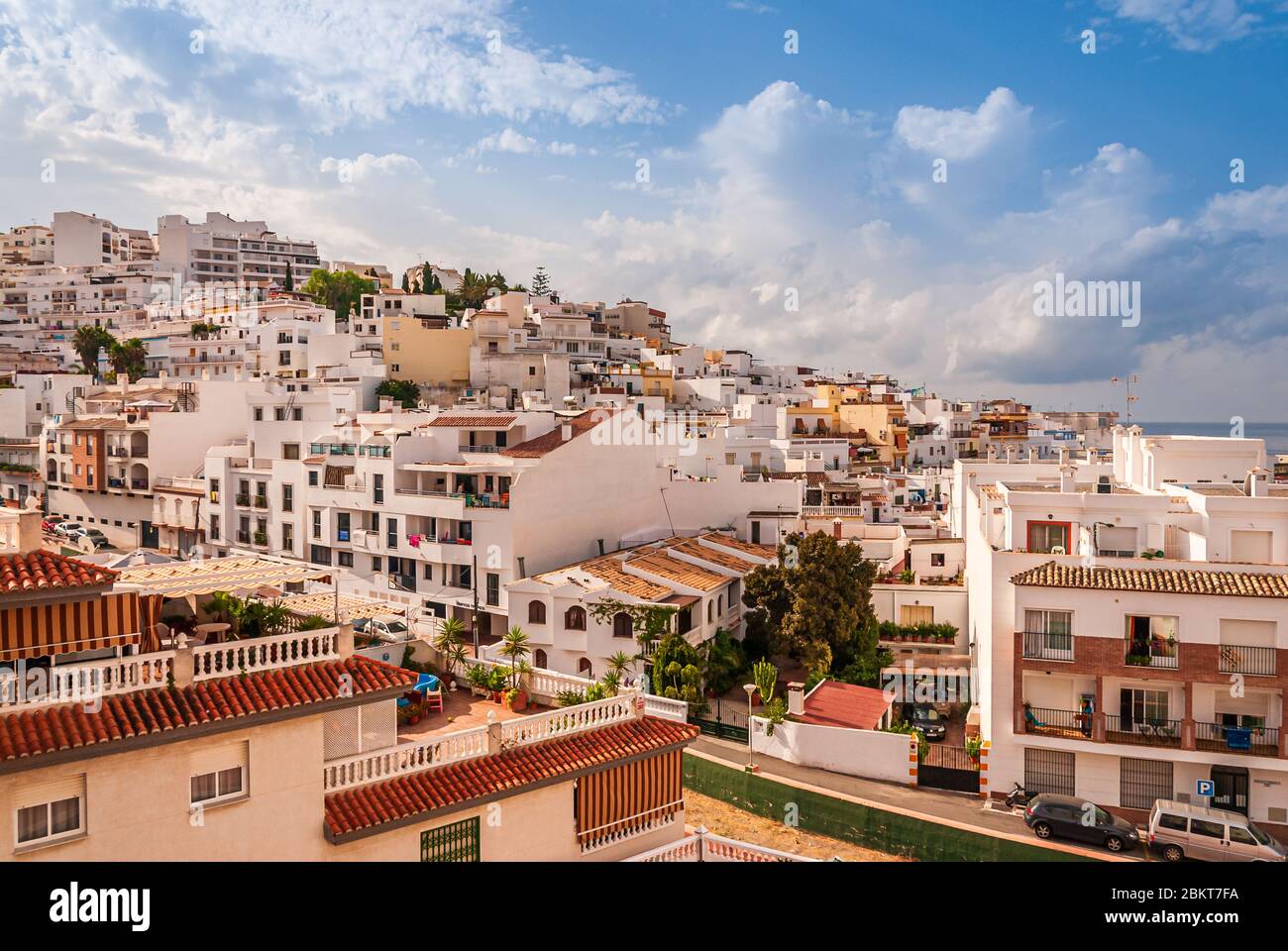 Panorama de las casas y apartamentos en la soleada Costa Tropical de la Herradura, Granada, España Foto de stock