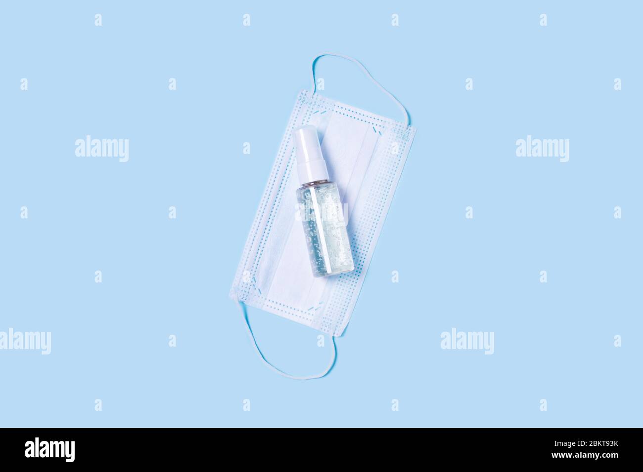 Coloque una mascarilla médica en el centro, una botella de jabón antiséptico o desinfectante para manos. Foto de stock