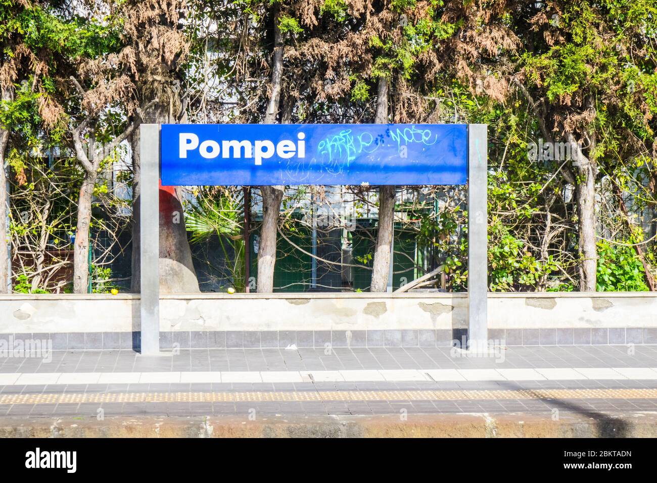 Italia Pompeya 22 de febrero de 2016 firma en la una de las plataformas de la estación Scavi Pompeya Foto de stock
