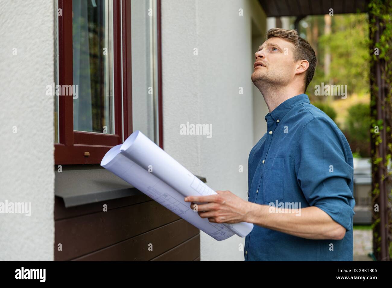 valoración de bienes raíces - hombre haciendo inspección de propiedades al aire libre Foto de stock