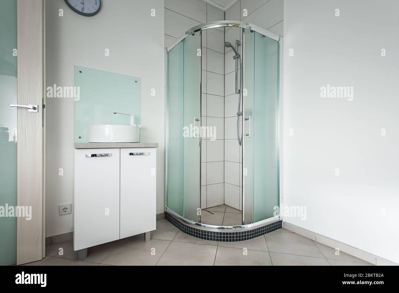 baño en el hospital o en la clínica. ducha y lavabo Fotografía de stock -  Alamy
