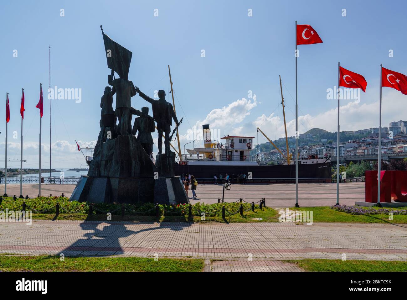 Samsun / Turquía - 09 2019 de agosto: Vista panorámica de la ciudad con el  barco llamado Bandirma Fotografía de stock - Alamy
