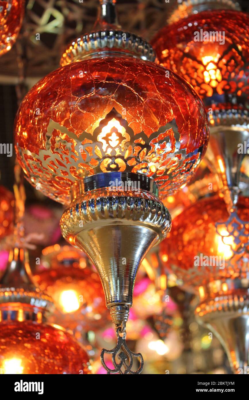 Las lámparas colgantes orientales tradicionales en hermosos colores  simbolizan el mes de ayuno islámico de los festivales Ramadán y Eid al Fitr  y Eid al Adha Fotografía de stock - Alamy