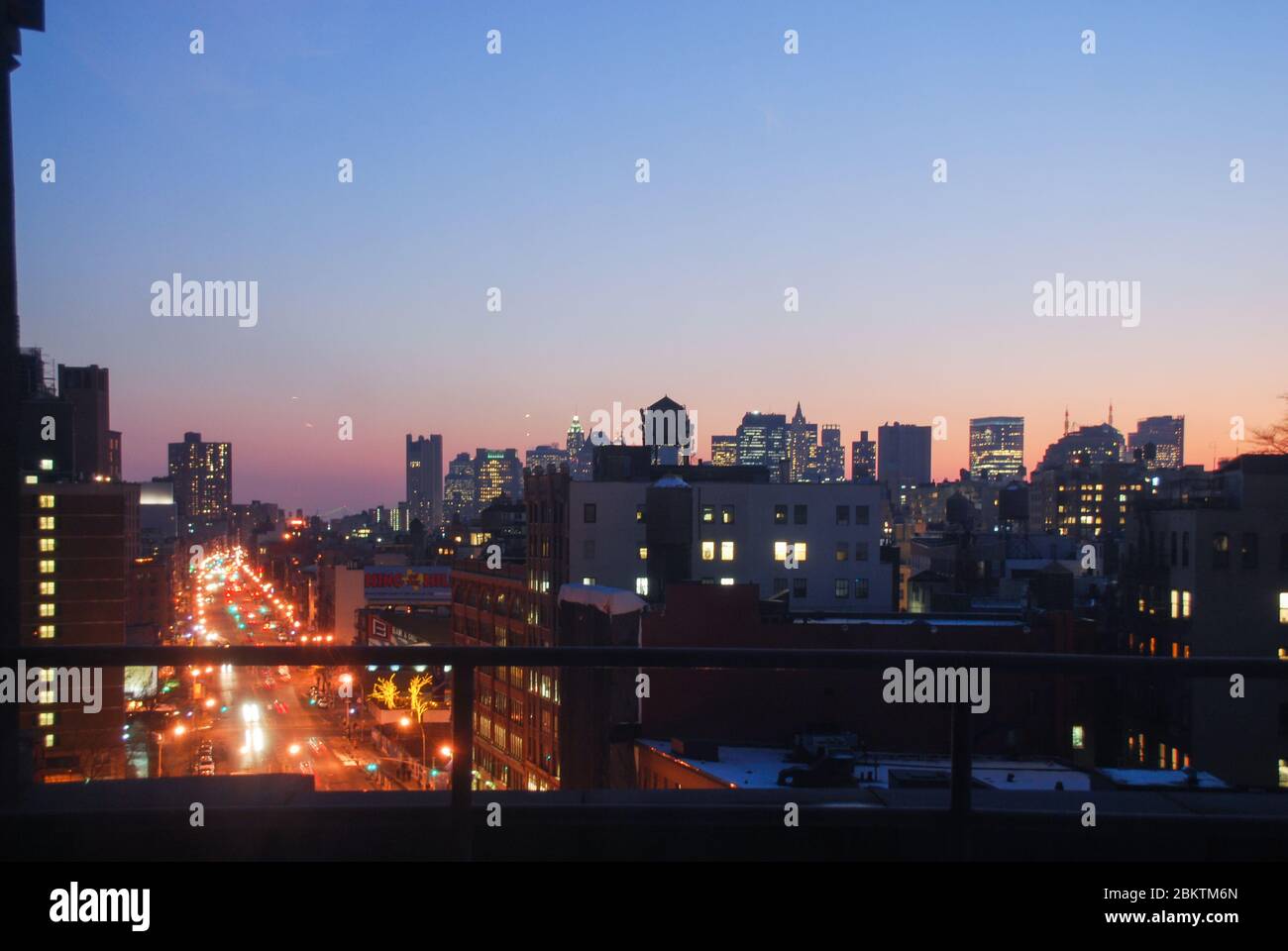 Escena de la calle Nueva York Movimiento luces de tráfico Noche oscura Foto de stock