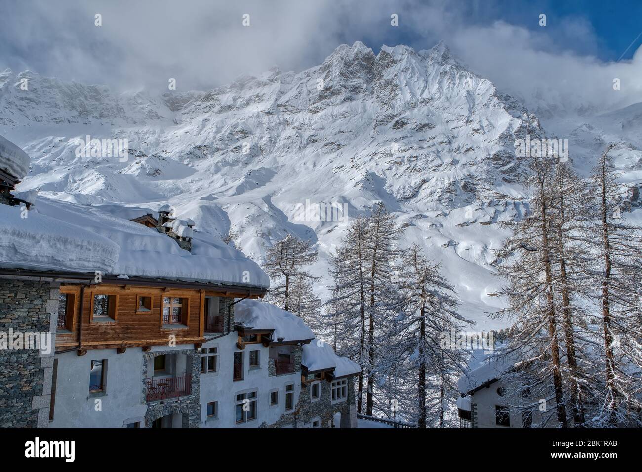 Ski Resort Village sobre los Alpes italianos fondo, Breuil-Cervinia, Valle d'Aosta, Italia Foto de stock