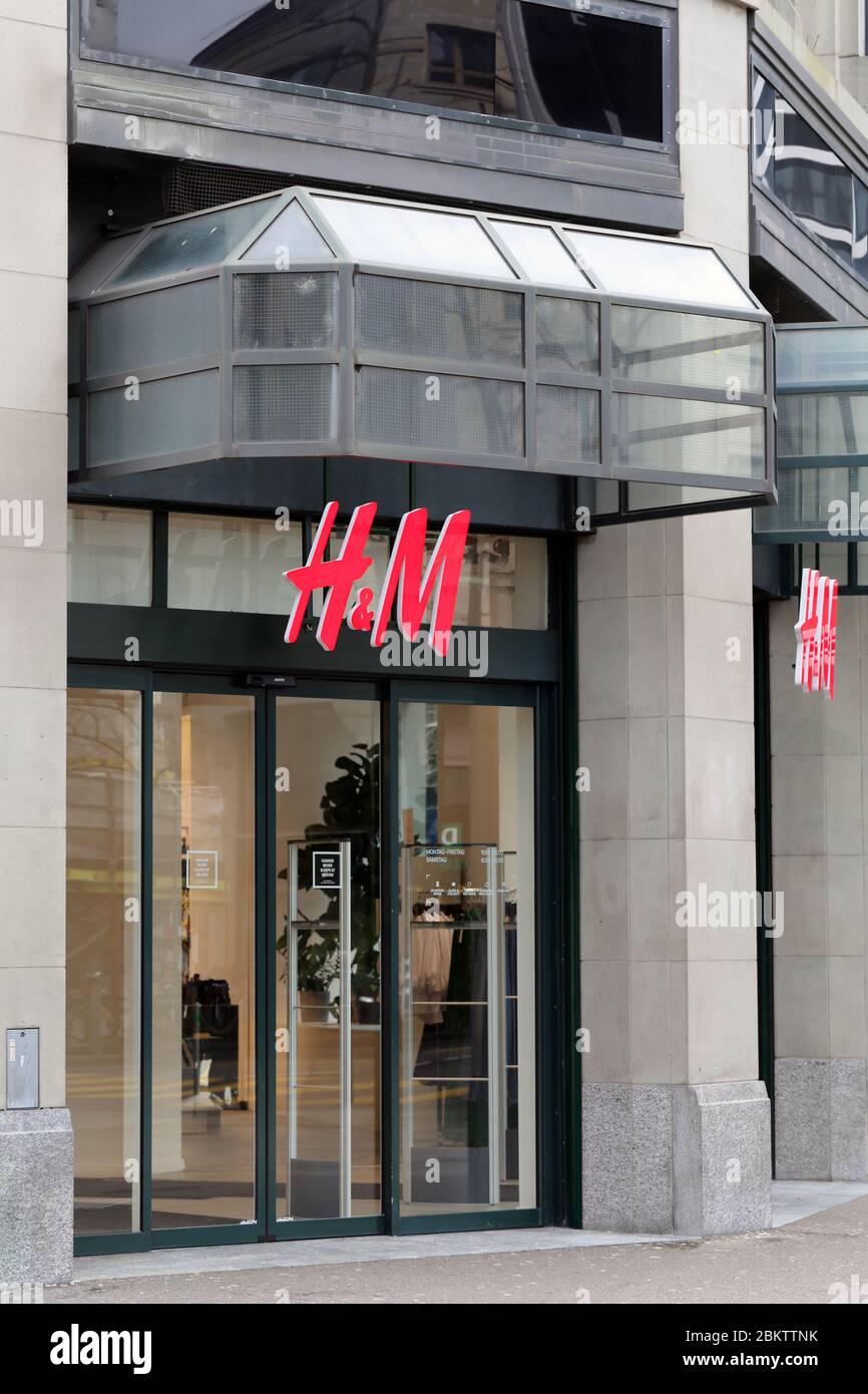 Tienda H&M, Zúrich, Suiza, marzo de 2020. H&M es la abreviatura de Hennes y  Mauritz una ropa y Marca de la casa que ofrece moda informal y artículos  para el hogar Fotografía