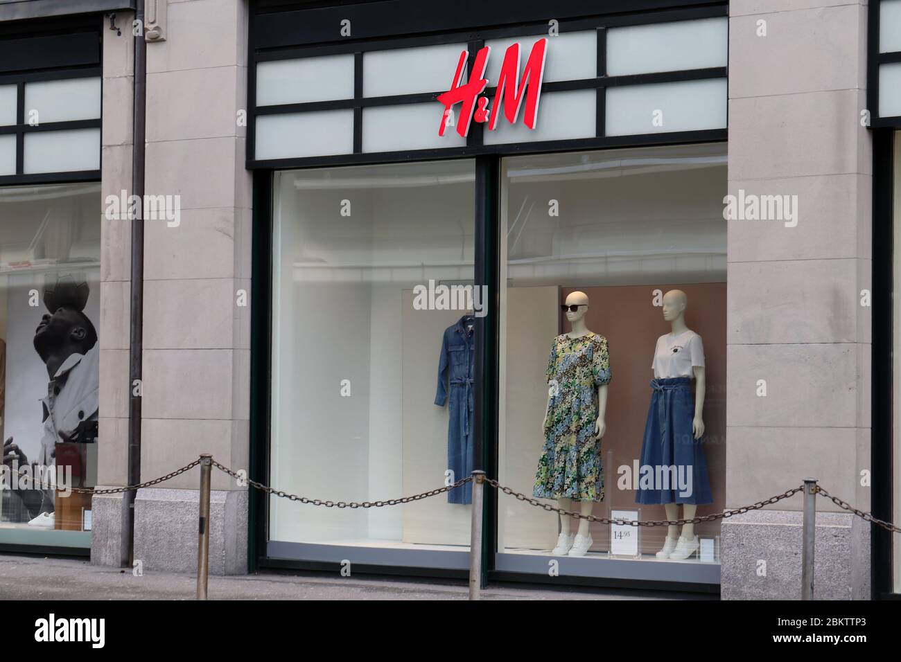 Tienda H&M, Zúrich, Suiza, marzo de 2020. H&M es la abreviatura de Hennes y  Mauritz una ropa y Marca de la casa que ofrece moda informal y artículos  para el hogar Fotografía