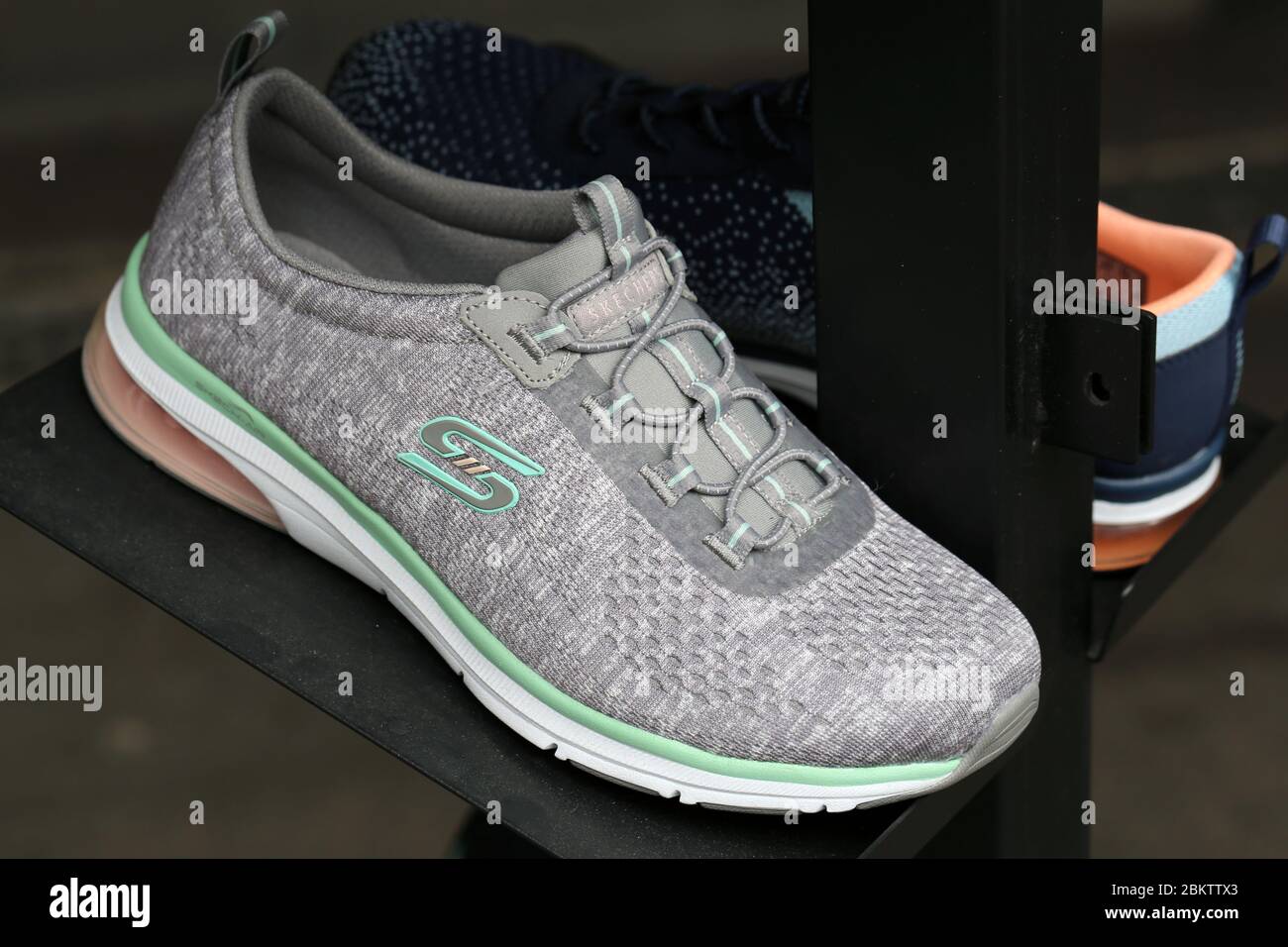 Zapatos skechers fotografías e imágenes de alta resolución - Alamy